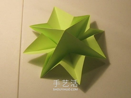 简单折纸立体圣诞树的折法详细步骤图 -  www.shouyihuo.com
