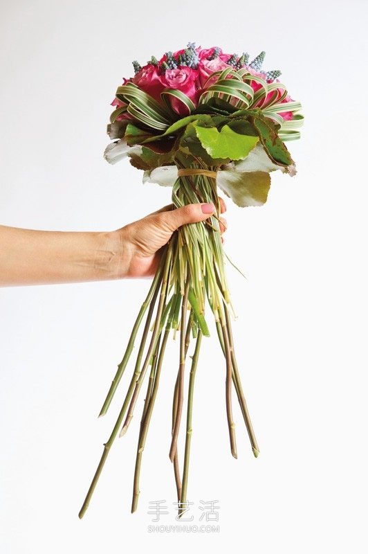 鲜花手工制作婚礼手捧花的做法教程 -  www.shouyihuo.com