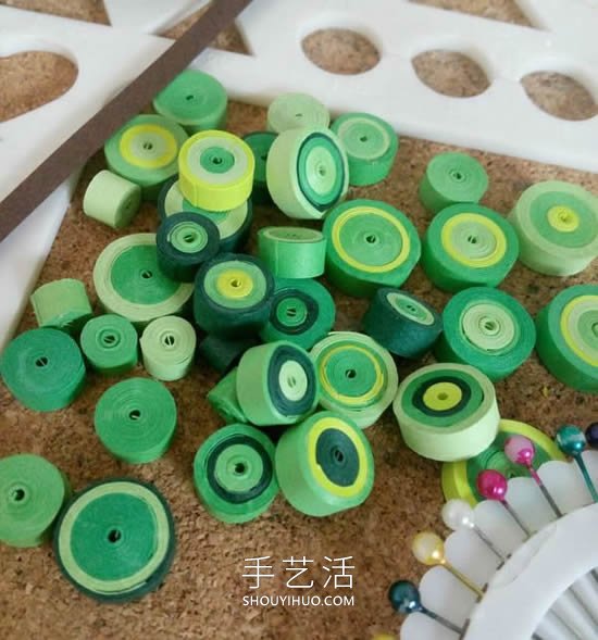 衍纸手工制作圣诞花环贺卡的做法教程 -  www.shouyihuo.com