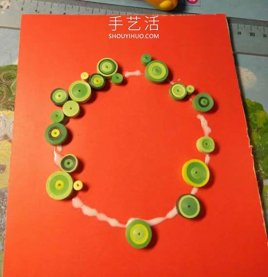 衍纸手工制作圣诞花环贺卡的做法教程 -  www.shouyihuo.com