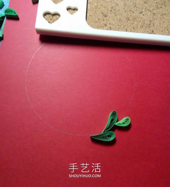 衍纸手工制作圣诞花环贺卡的做法教程 -  www.shouyihuo.com