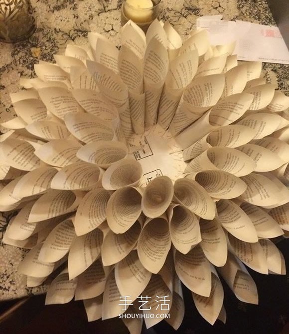 旧书废物利用手工制作花朵壁挂的做法教程 -  www.shouyihuo.com