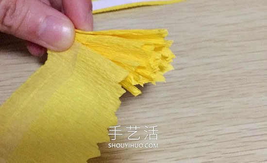 康乃馨皱纹纸花的手工制作方法图解教程 -  www.shouyihuo.com