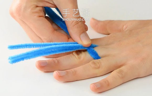 扭扭棒花朵戒指手工制作教程图解 -  www.shouyihuo.com