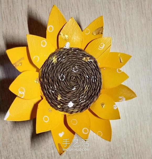 一次性纸杯手工制作梵高向日葵图片教程 -  www.shouyihuo.com