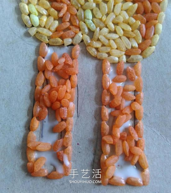 米粒贴画大公鸡的简单手工制作教程 -  www.shouyihuo.com