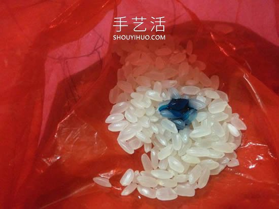 米粒贴画大公鸡的简单手工制作教程 -  www.shouyihuo.com