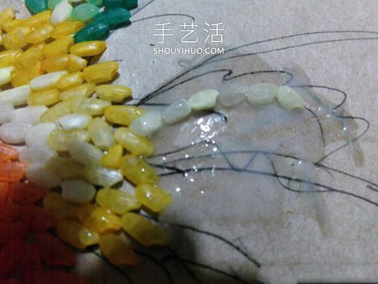 米粒贴画大公鸡的简单手工制作教程 -  www.shouyihuo.com