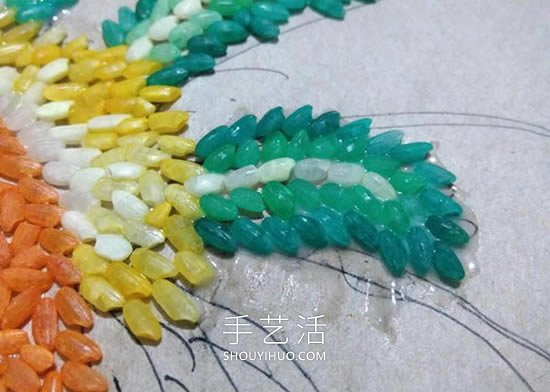 米粒贴画大公鸡的简单手工制作教程 -  www.shouyihuo.com