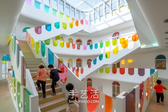 彩虹玻璃将这个幼儿园变成彩色的万花筒 -  www.shouyihuo.com