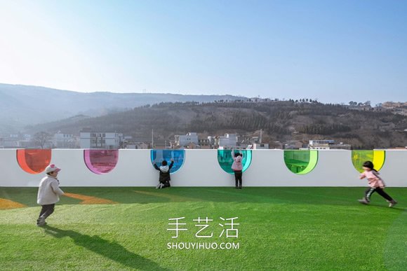 彩虹玻璃将这个幼儿园变成彩色的万花筒 -  www.shouyihuo.com