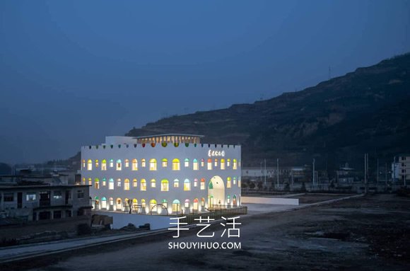 彩虹玻璃将这个幼儿园变成彩色的万花筒 -  www.shouyihuo.com