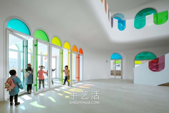 彩虹玻璃将这个幼儿园变成彩色的万花筒 -  www.shouyihuo.com