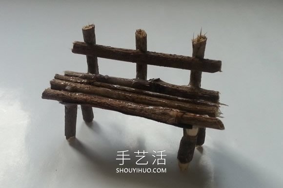 幼儿用树枝做长椅和桌子的手工教程 -  www.shouyihuo.com