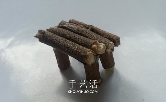 幼儿用树枝做长椅和桌子的手工教程 -  www.shouyihuo.com