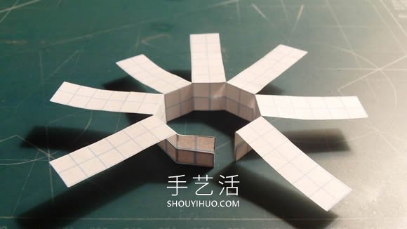 旋转纸飞机的折法最简单教程 -  www.shouyihuo.com