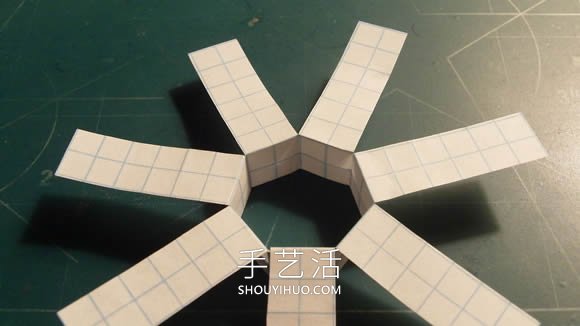 旋转纸飞机的折法最简单教程 -  www.shouyihuo.com