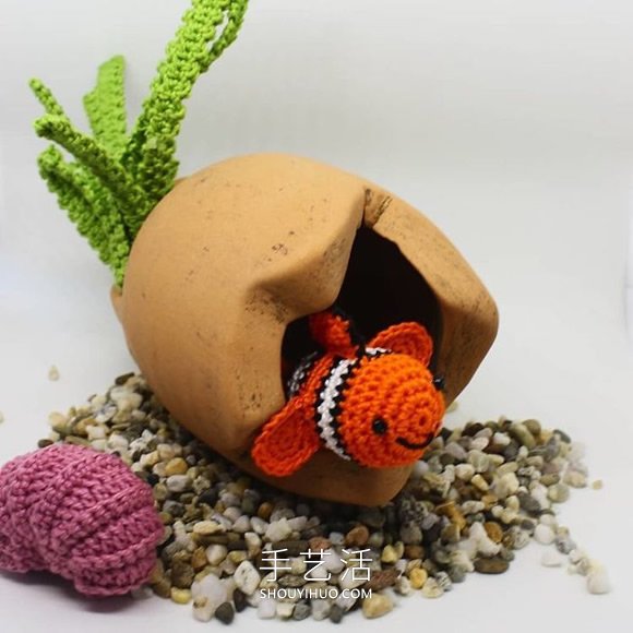 她钩织海洋生物，制作出一个逼真的水族馆 -  www.shouyihuo.com