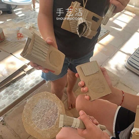 妈妈用纸板做生活用品，让孩子们学习如何使用 -  www.shouyihuo.com