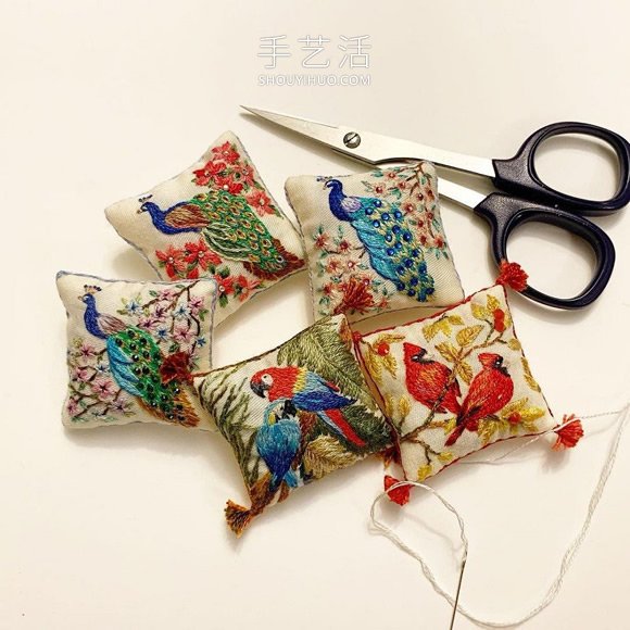 绝美微型艺术！精美手工迷你刺绣抱枕 -  www.shouyihuo.com